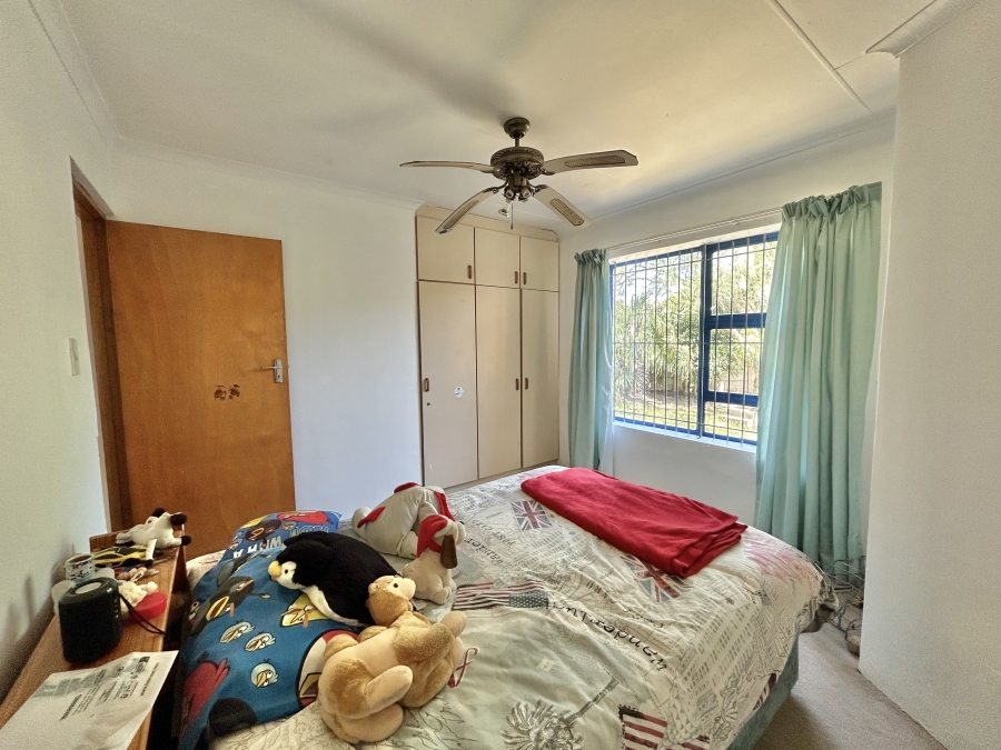 6 Bedroom Property for Sale in Wavecrest Eastern Cape